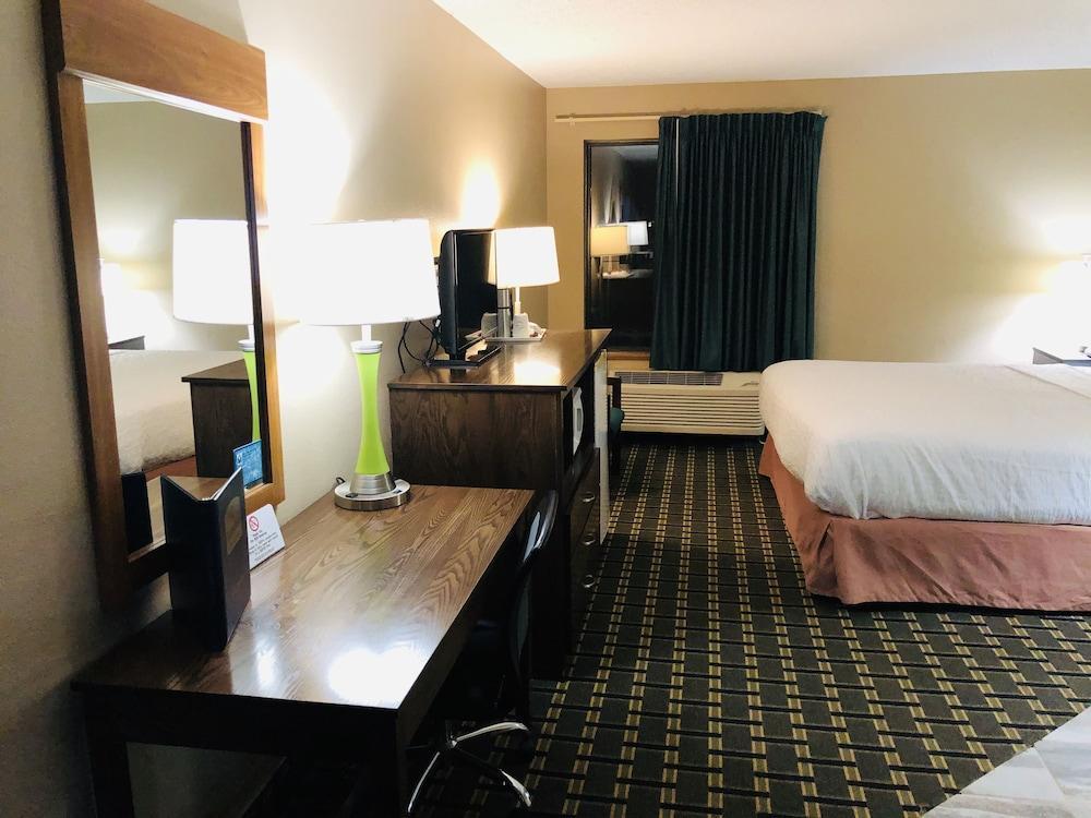 Boarders Inn & Suites By Cobblestone Hotels Columbus Exteriör bild
